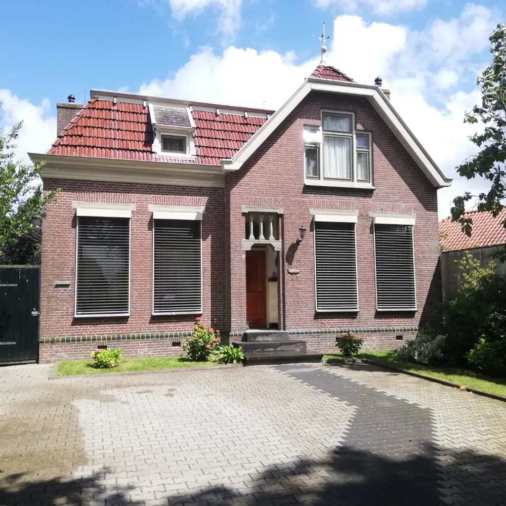 Klassieke woning met buitenjaloezieen voor privacy en zonwering