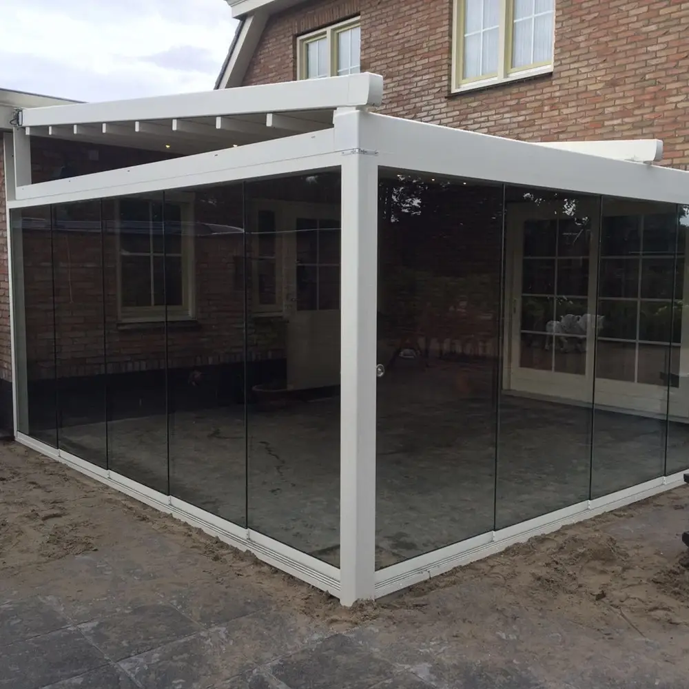 Veldman Zonwering tuinkamer met glazen schuifwanden bij woning in Wolvega