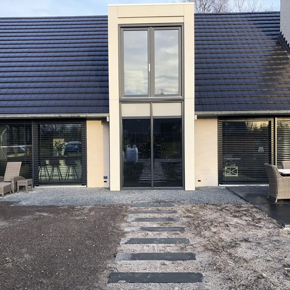 Vooraanzicht van woning in Joure met buitenjaloezie en looppad naar de ingang