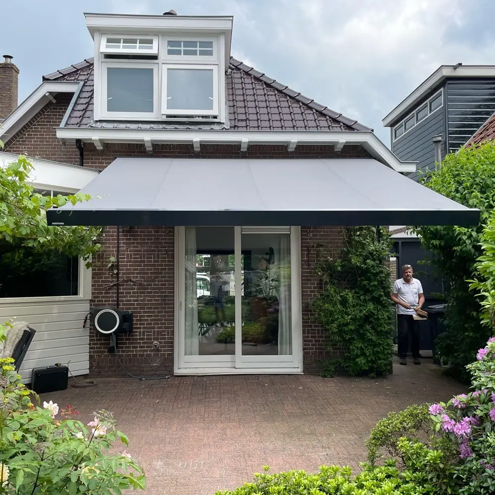 Knikarmscherm door Veldman in Wolvega voor schaduw en comfort op het terras