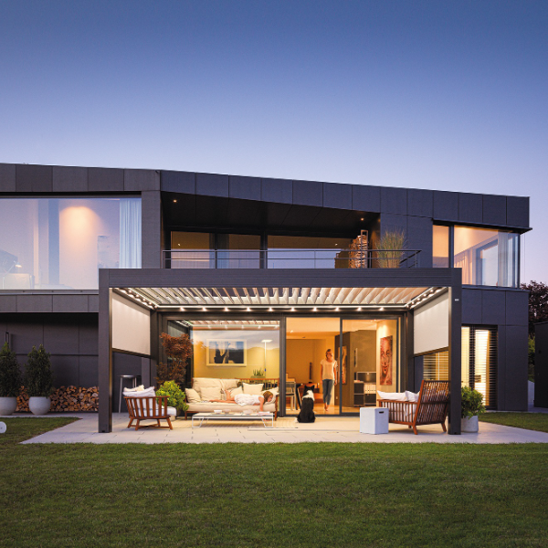 Woning met terrasoverkapping en lamellendak