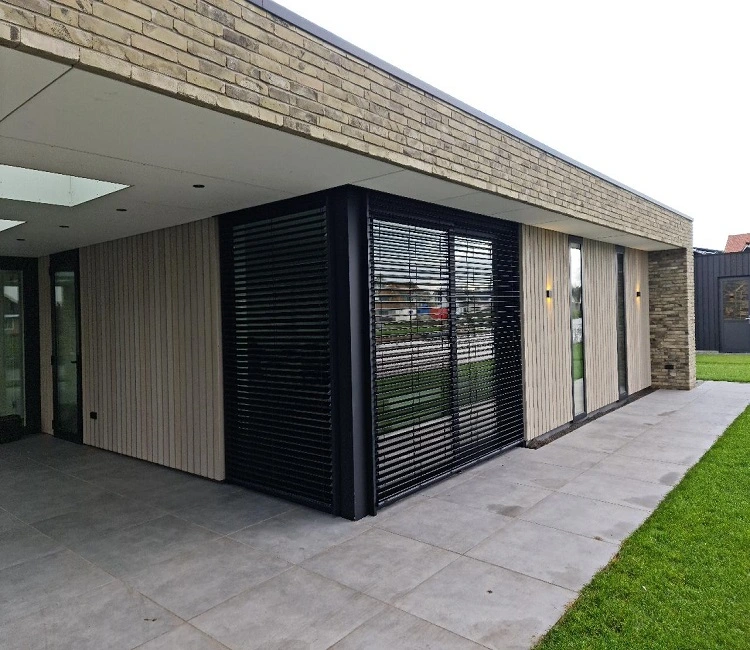 Buitenjaloezieen bij een Villa