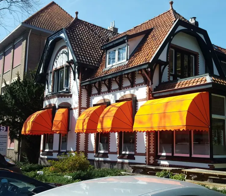 Markiezen aan een woning met klassieke uitstraling