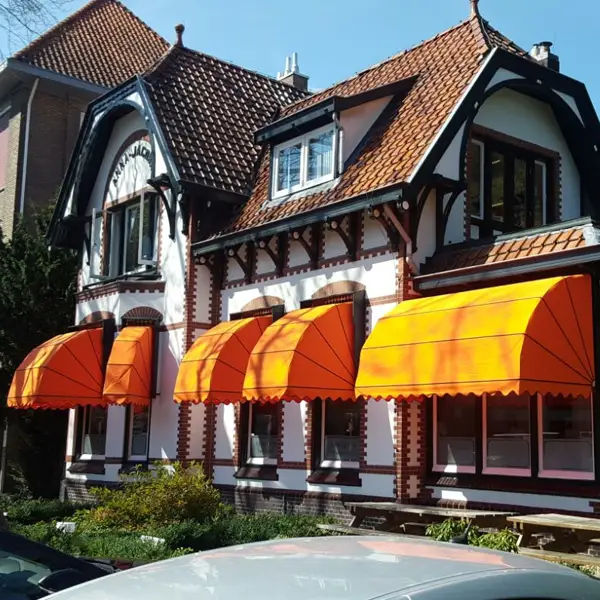 Markiezen aan een woning met klassieke uitstraling