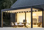 Modern terrasoverkappping met verlichting