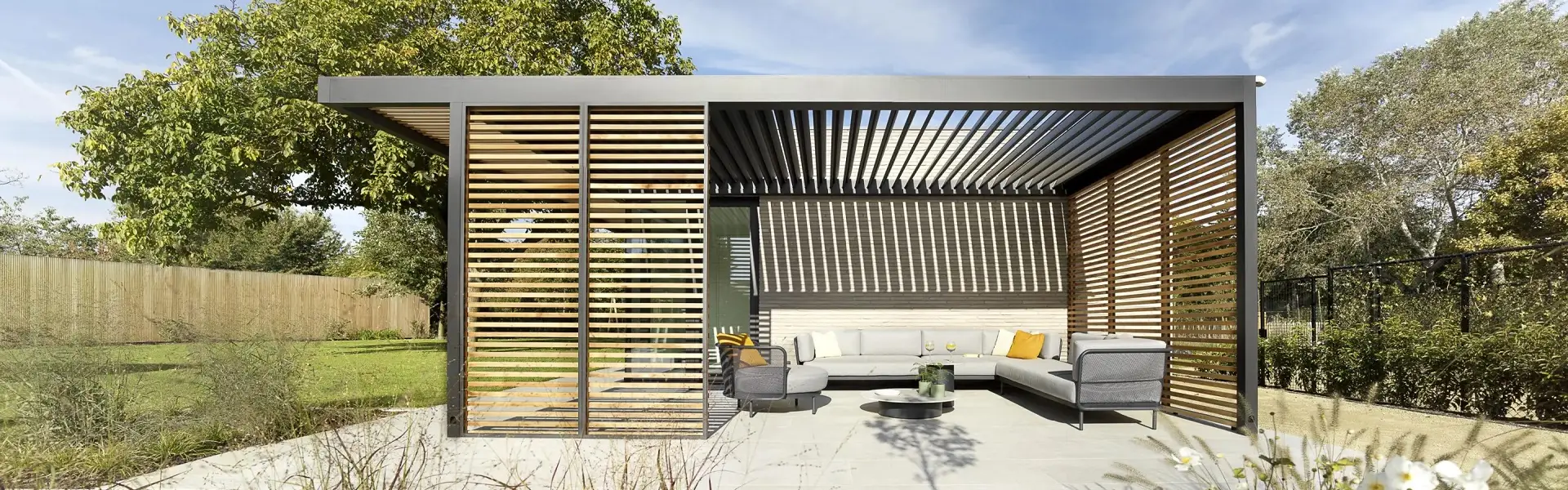 Terrasoverkapping van hout en aluminium