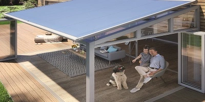 Koppel geniet onder een moderne aluminium overkapping Koppel geniet onder een moderne aluminium overkapping