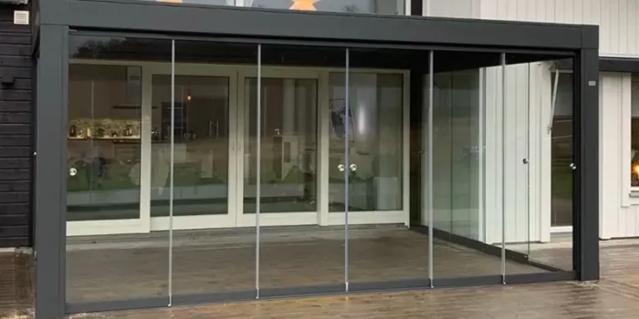 Op maat gemaakte terrasoverkapping met glazen wanden