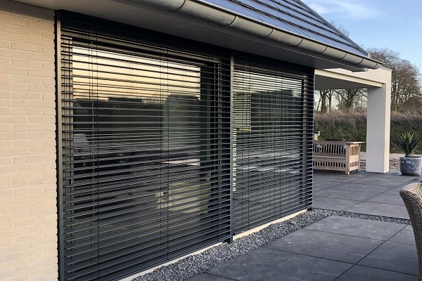 Buitenjaloezieën bij ramen met uitzicht op terras Buitenjaloezieën bij ramen met uitzicht op terras