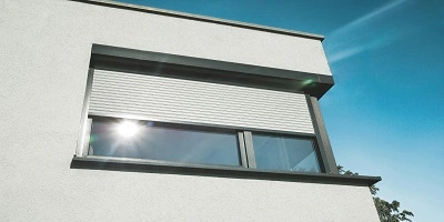 Close-up van een raam met een rolluik dat gedeeltelijk gesloten is tegen de zon Close-up van een raam met een rolluik dat gedeeltelijk gesloten is tegen de zon