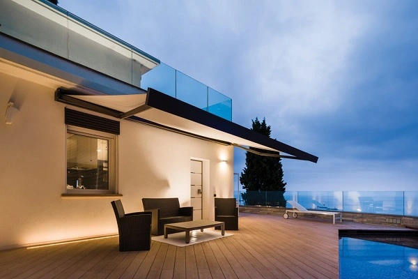 Groot terras met knikarmscherm, ideaal voor avondontspanning en dineren Groot terras met knikarmscherm, ideaal voor avondontspanning en dineren