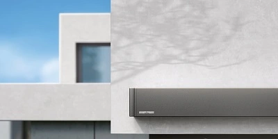 Strak gemonteerde cassette aan een minimalistische woning Strak gemonteerde cassette aan een minimalistische woning