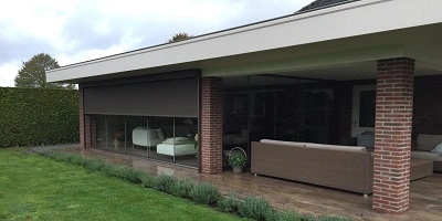 Terras met grote schermen met helder uitzicht op tuin Terras met grote schermen met helder uitzicht op tuin