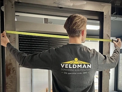 Veldman Zonwering monteur meet raam voor installatie van rolluik Veldman Zonwering monteur meet raam voor installatie van rolluik