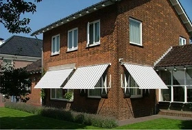 Woning met rode bakstenen en witte gestreepte uitvalschermen