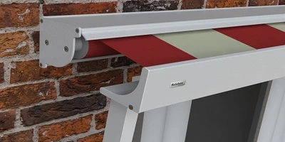 Uitvalscherm gemonteerd aan een bakstenen muur Uitvalscherm gemonteerd aan een bakstenen muur