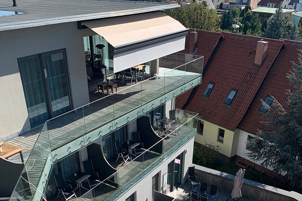 Balkon met zonwering boven terrasmeubilair Balkon met zonwering boven terrasmeubilair