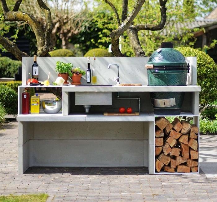 Buitenkeuken met ingebouwde bbq Buitenkeuken met ingebouwde bbq
