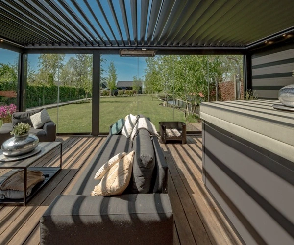 Buitenterras onder een kantelbare lamellen overkapping met comfortabel meubilair