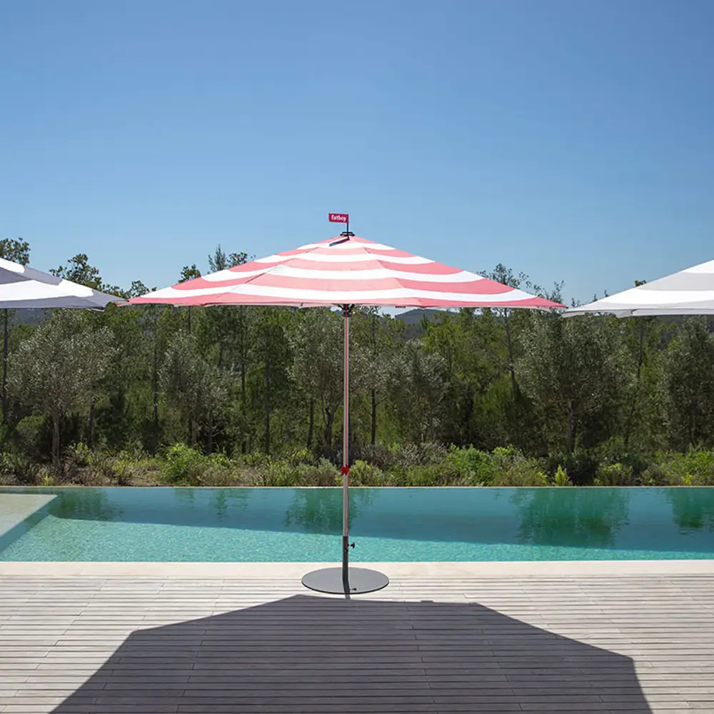 Fatboy parasol bij een zwembad met natuurlijk uitzicht