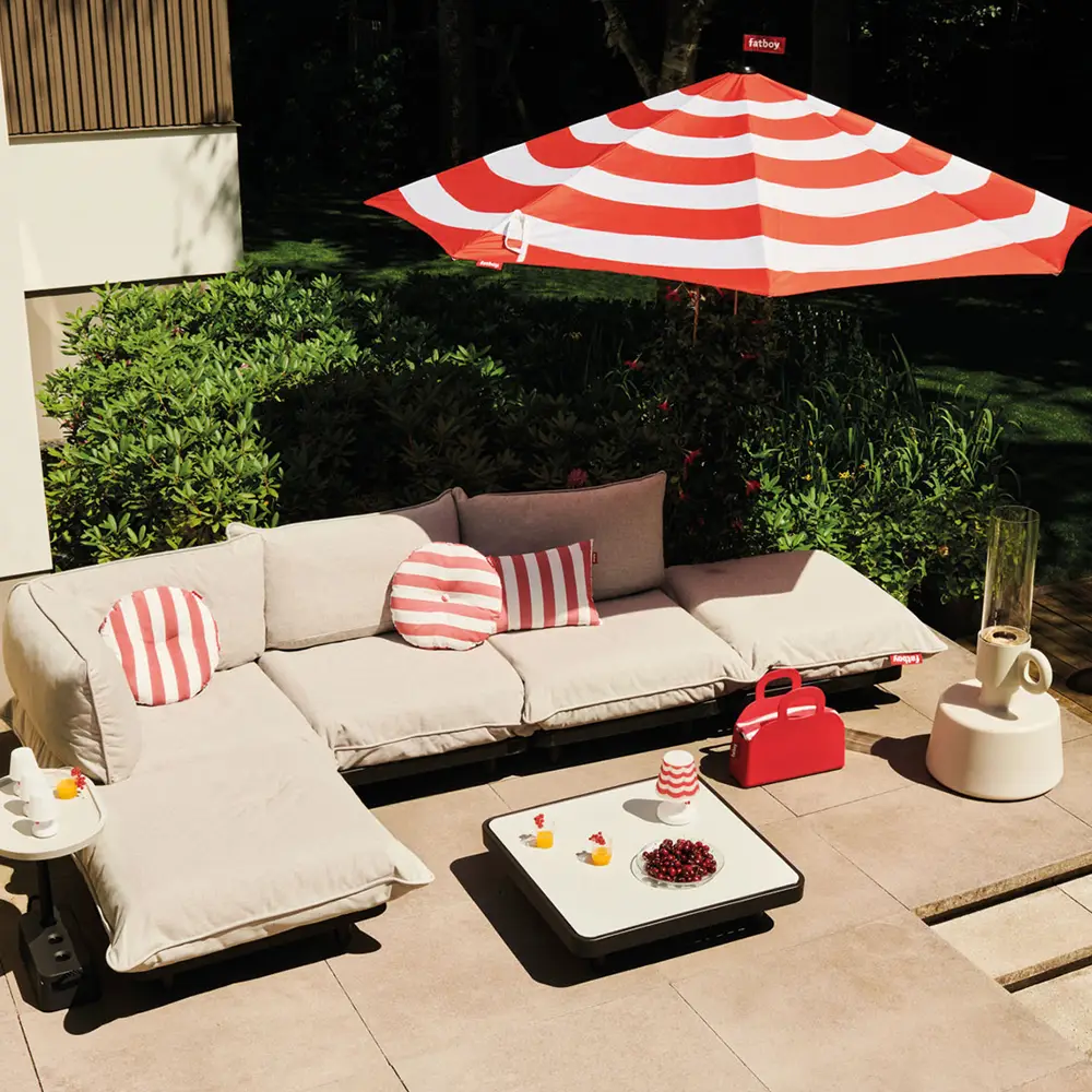 Gezellige tuin met rood wit gestreepte parasol