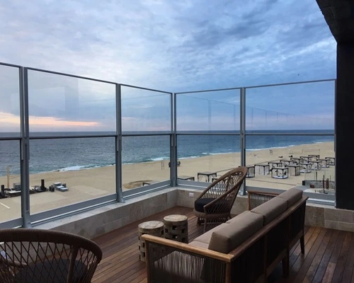 Glazen windscherm met zicht op strand Glazen windscherm met zicht op strand