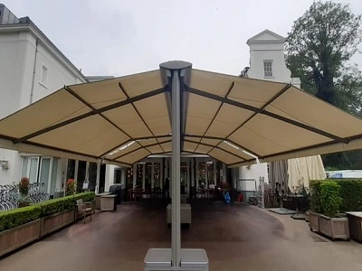 Groot scherm op terras van een klassiek restaurant Groot scherm op terras van een klassiek restaurant