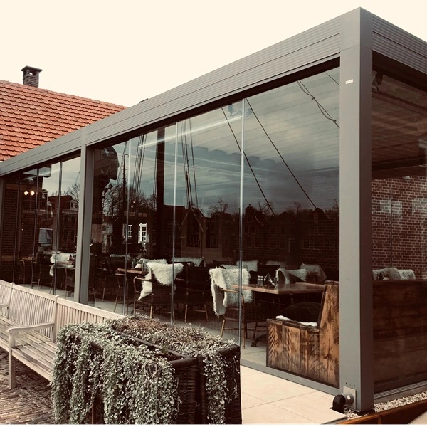 Hoeca overkapping met glazenwanden