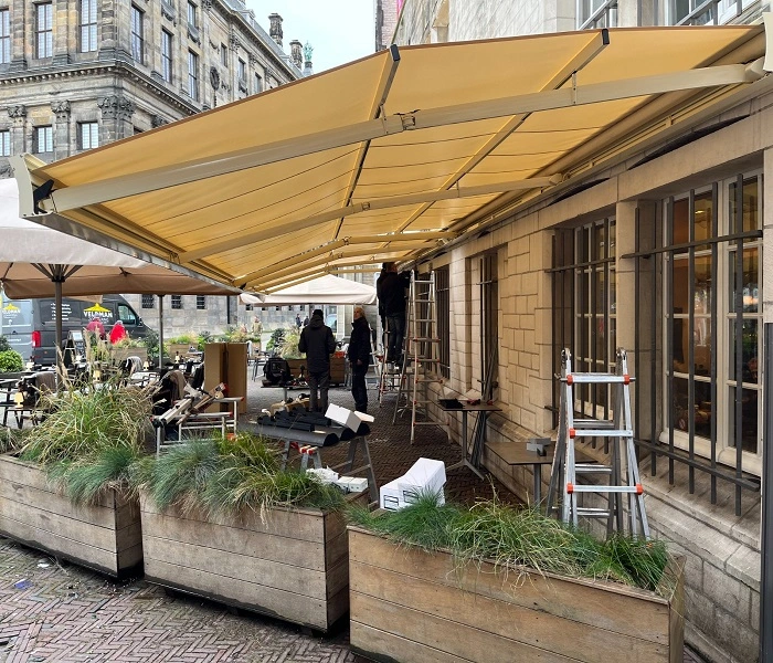 Instalatie van een groot scherm bij stadsplein Instalatie van een groot scherm bij stadsplein