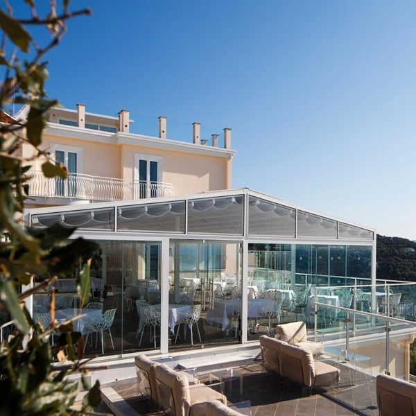 Overkapping met vouwdak Quadra bij een restaurant