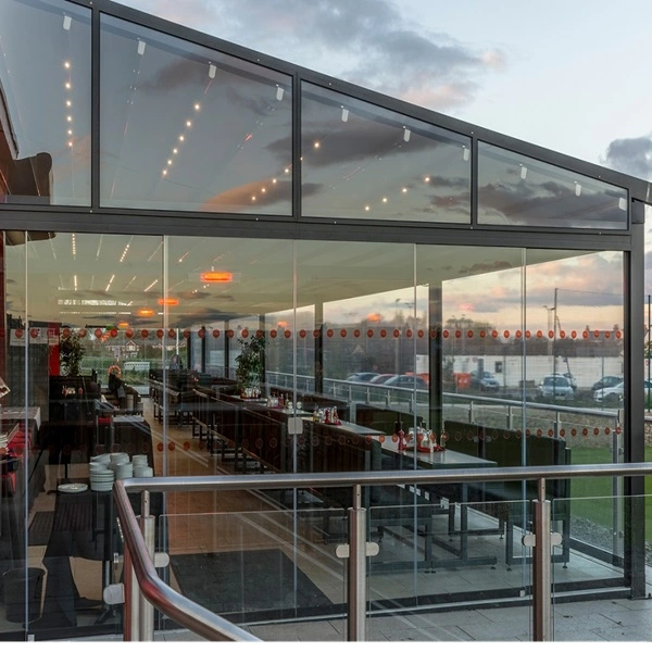 Overkapping met vouwdak Viva bij een restaurant