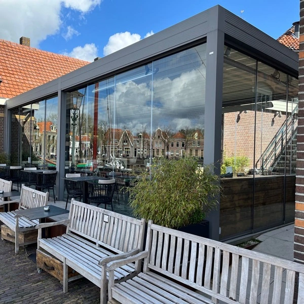 Overkapping met vouwdak en glazenwanden bij een restaurant