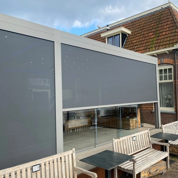 Overkapping met vouwdak en screens bij een restaurant