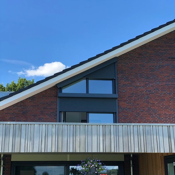 Rolluiken voor ramen bij particuliere woning Knikarmscherm veldman zonwering