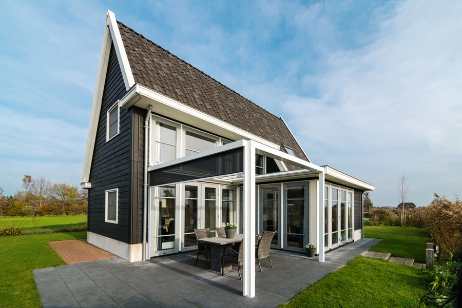 Stijlvolle Qbus overkapping verbonden met een luxe villa met glazen panelen