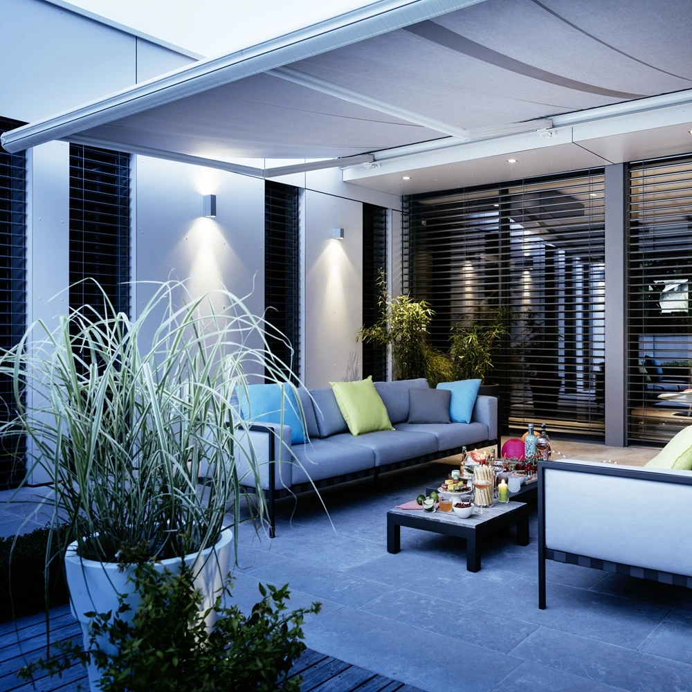 Tuin met zonnescherm en buiten jaloezieen voorzien van grijze tuinmeubelen Tuin met zonnescherm en buiten jaloezieen voorzien van grijze tuinmeubelen