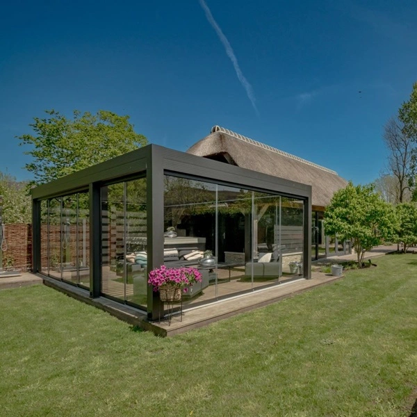 Tuinkamer bij een groene grootte tuin Tuinkamer bij een groene grootte tuin