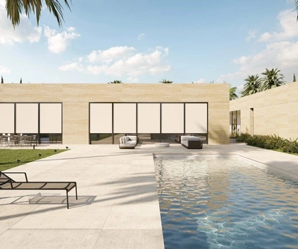 Villa met pvc doeken voor de ramen, terras en zwembad Villa met pvc doeken voor de ramen, terras en zwembad