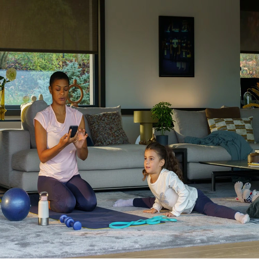 Vrouw en kind die samen sporten met screen op de achtergrond Vrouw en kind die samen sporten met een screen op de achtergrond