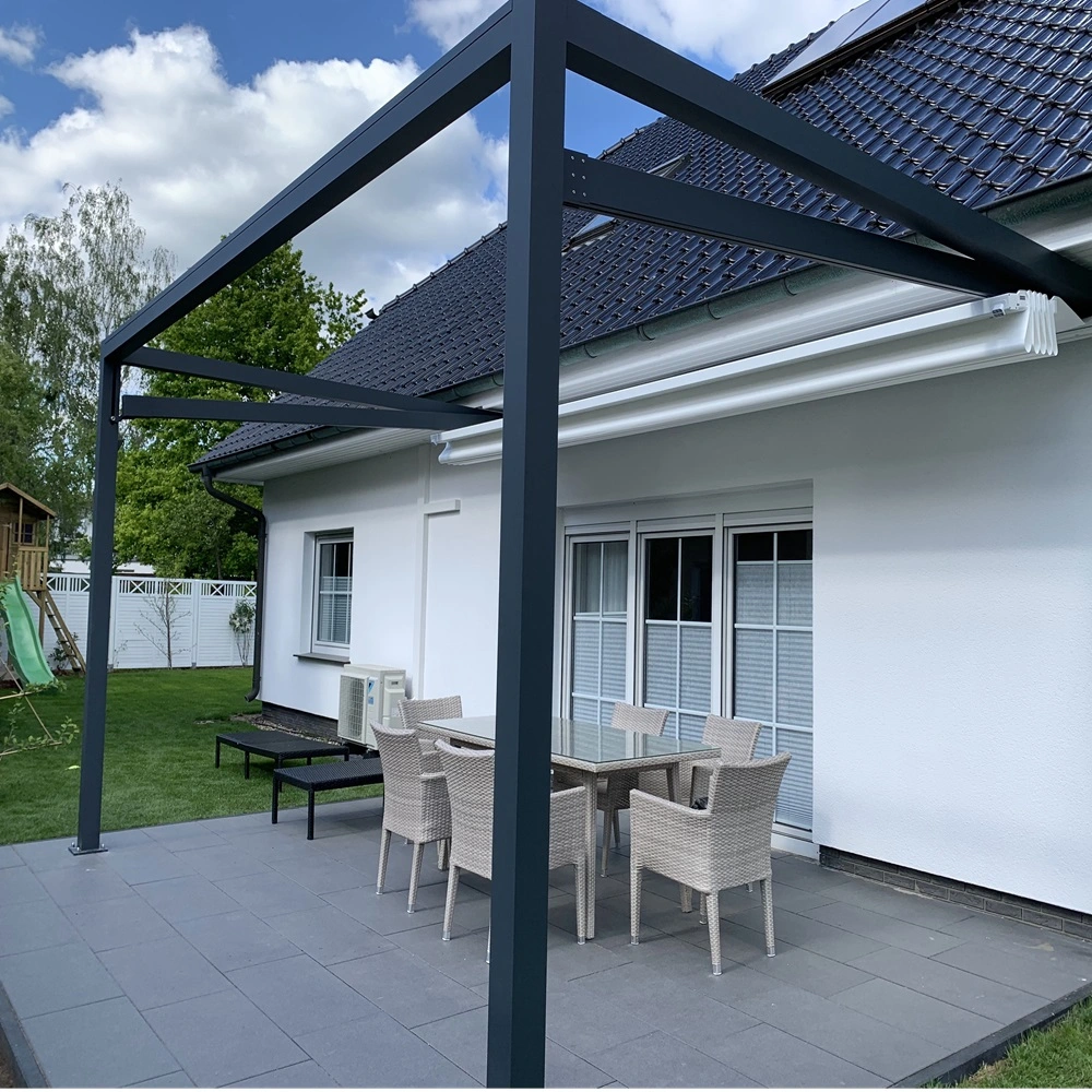 Achtertuin met Pergola Sunrain Q aan een woning met terras