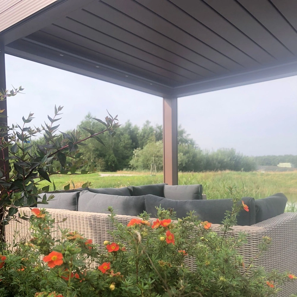 Aluminium overkapping lamellen met bloemen en zitgedeelte