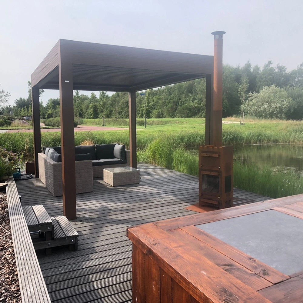 Aluminium overkapping lamellen met zitgedeelte bij vijver