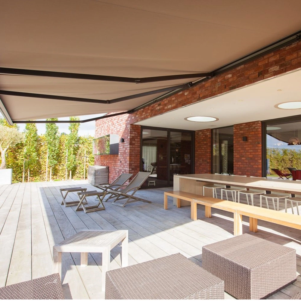 BX270 Knikarmscherm biedt schaduw op terras met houten zitmeubelen