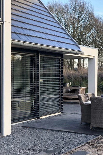 Buitenjaloezie Modullo aan terraszijde woning Buitenjaloezie Modullo aan terraszijde woning