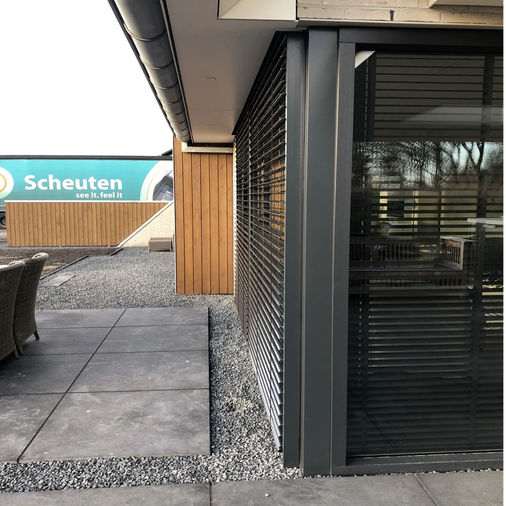 Buitenjaloezie Modullo bij hoek met aluminium afwerking