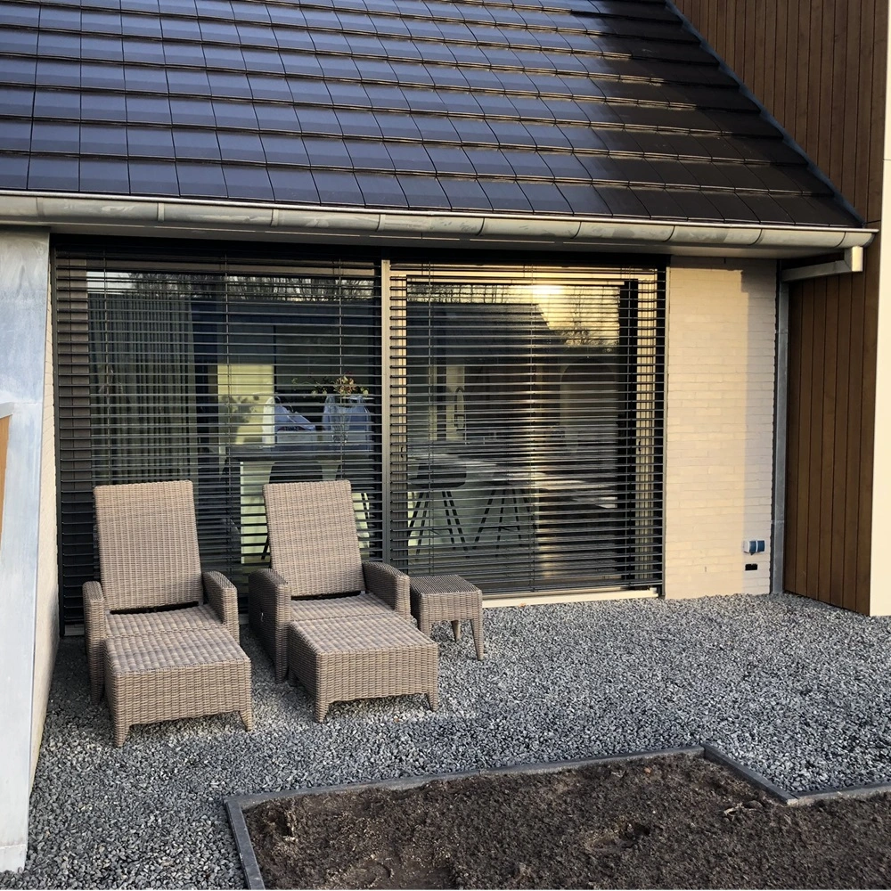 Buitenjaloezie Modullo op terras met ligstoelen