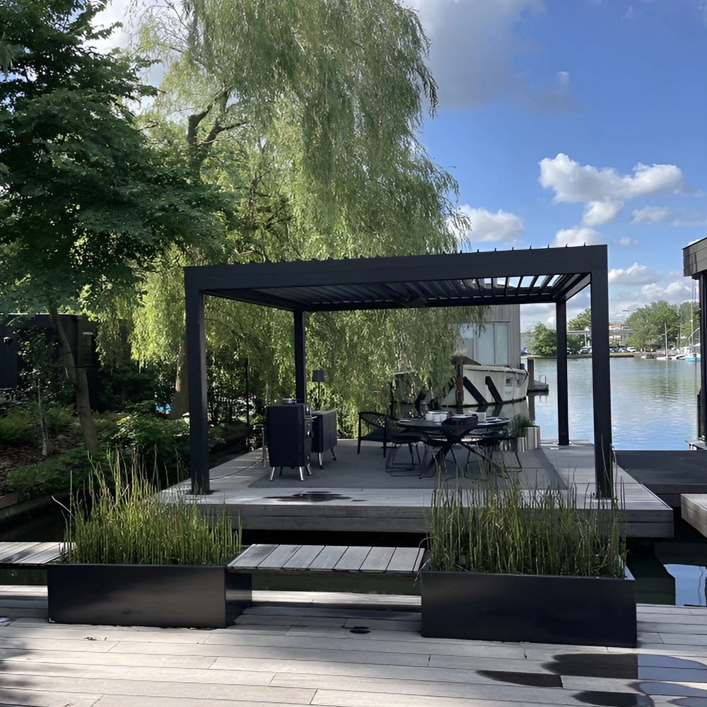 Buitenterras met lamellen overkapping Varia aan waterkant