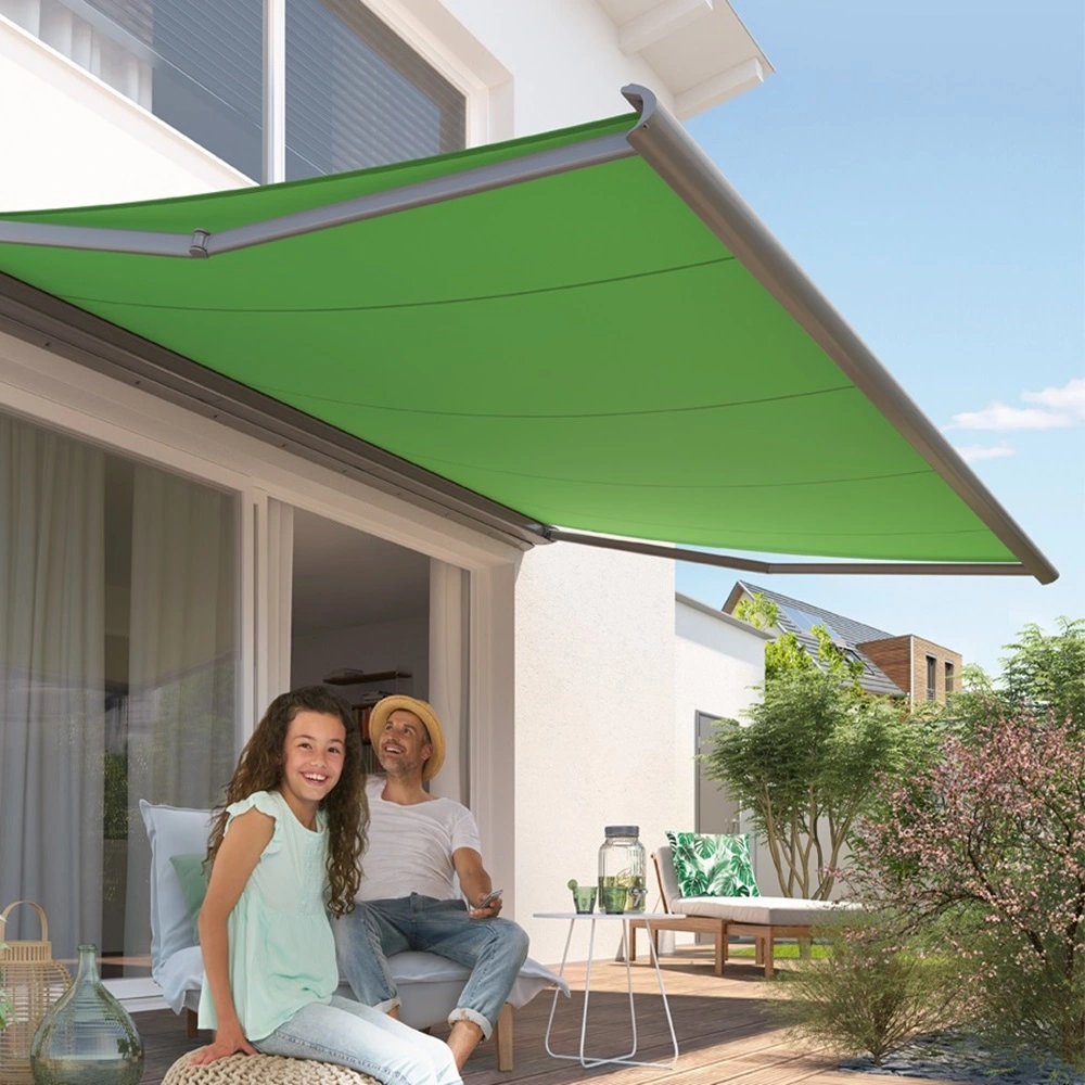 Cassita II zonnescherm in groen boven terras, vader en dochter zittend