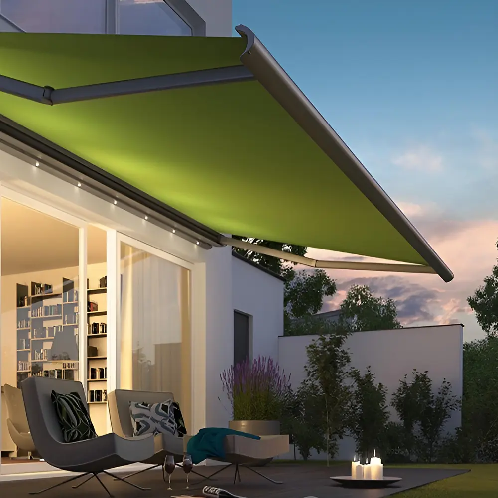 Cassita II zonnescherm in groen met verlichting bij schemering