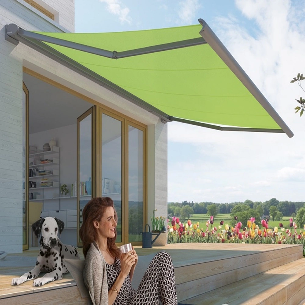 Cassita II zonnescherm in groen, vrouw zittend op terras met hond